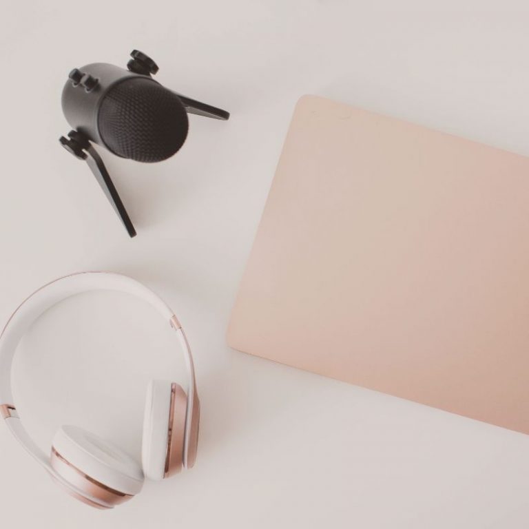 Pitching yourself to guest on podcasts to build your author platform and market your book? Here are ways you can show up and be the best podcast guest that everyone wants to have on their show.